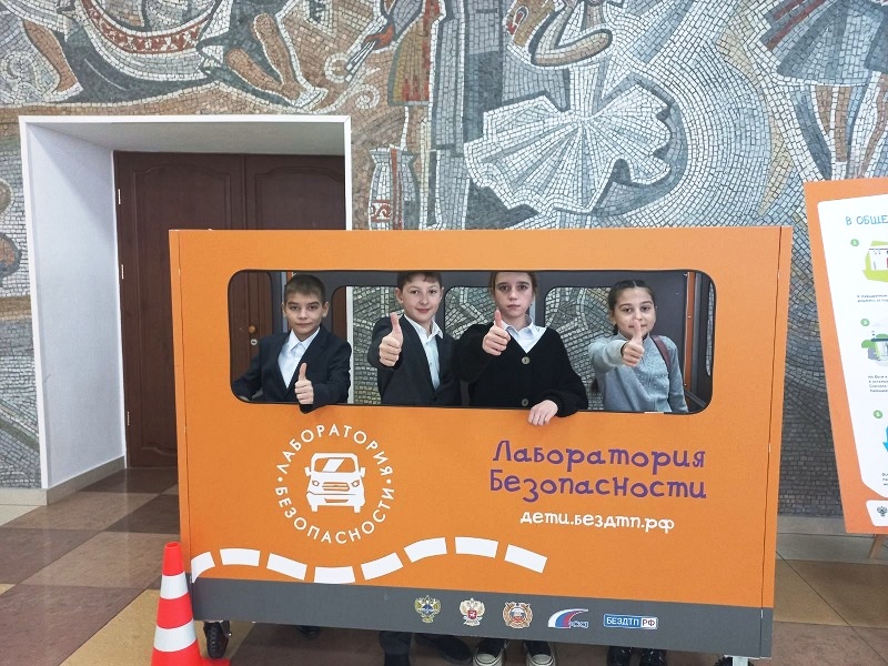 Команда юных инспекторов.